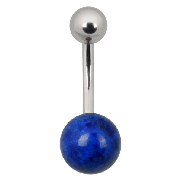 Piercing de ombligo de titanio con bola azul y plateada sobre fondo blanco