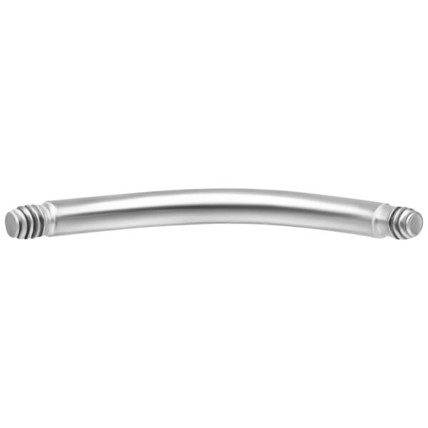 Barra de piercing curva de plata de acero quirúrgico sobre fondo blanco