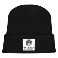 Gorra negra con borde doblado y logo de Wildcat sobre fondo blanco