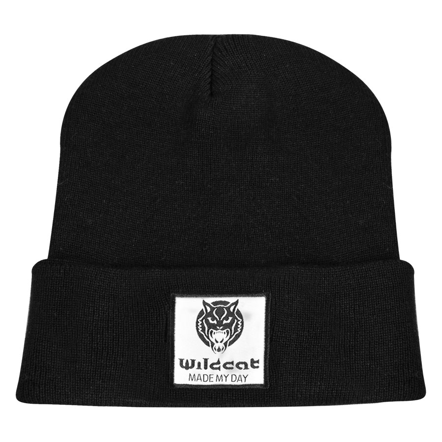 Gorra negra con borde doblado y logo de Wildcat sobre fondo blanco