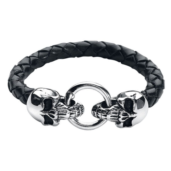 Pulsera de cuero trenzado negro con dos calaveras plateadas y cierre de anillo