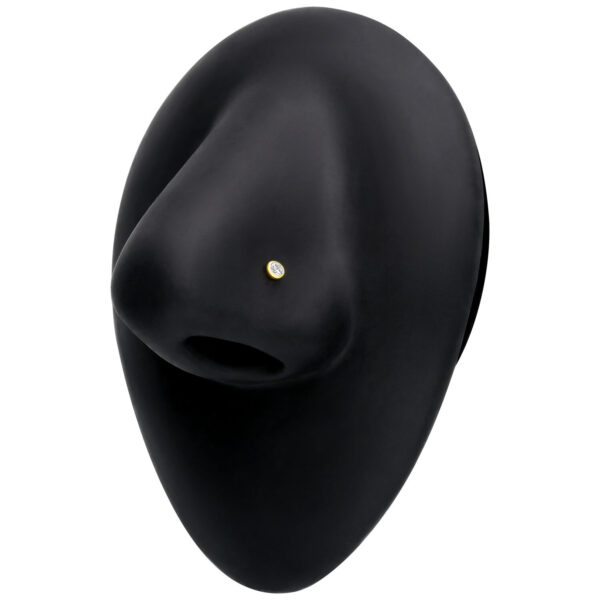 Elegante nasenstecker de oro de 18k con piedra cristalina sobre fondo negro