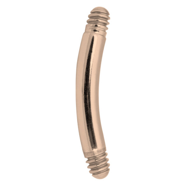 Barra de piercing curvada de acero quirúrgico en oro rosa, aislada sobre fondo blanco