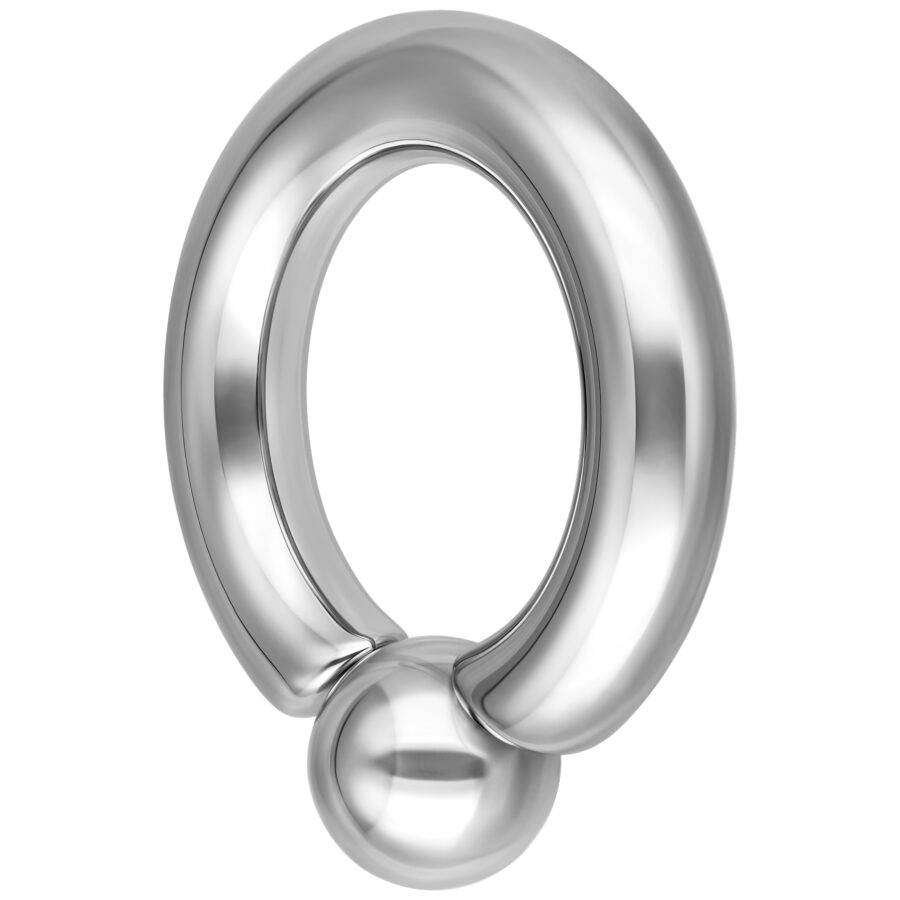 Anillo de rosca plateado de acero quirúrgico con bola sobre fondo blanco