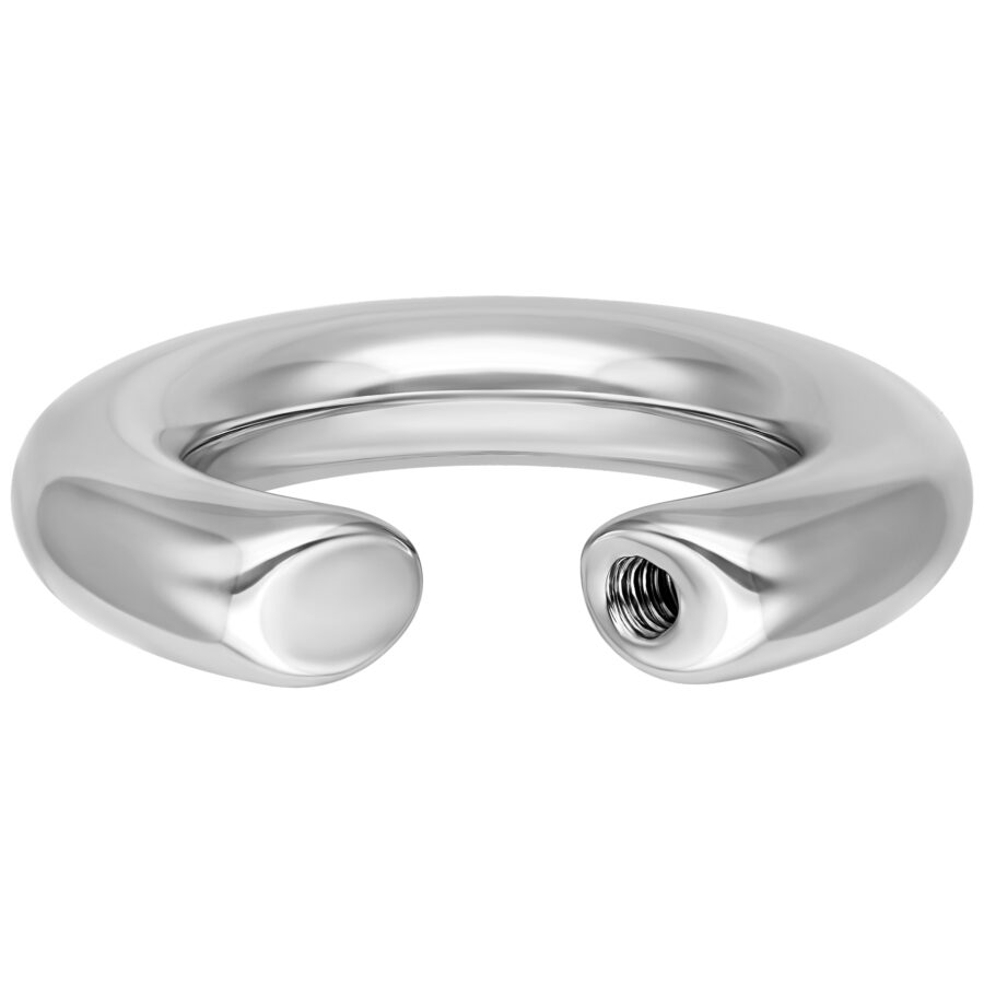 Anillo de piercing plateado de acero quirúrgico sobre fondo blanco con rosca interna
