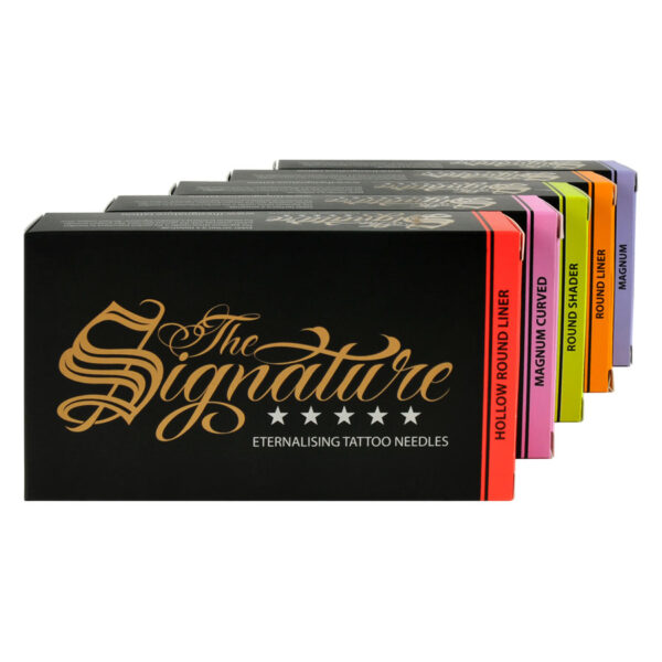 Cinco cajas negras con la inscripción 'The Signature' y franjas laterales coloridas sobre fondo blanco