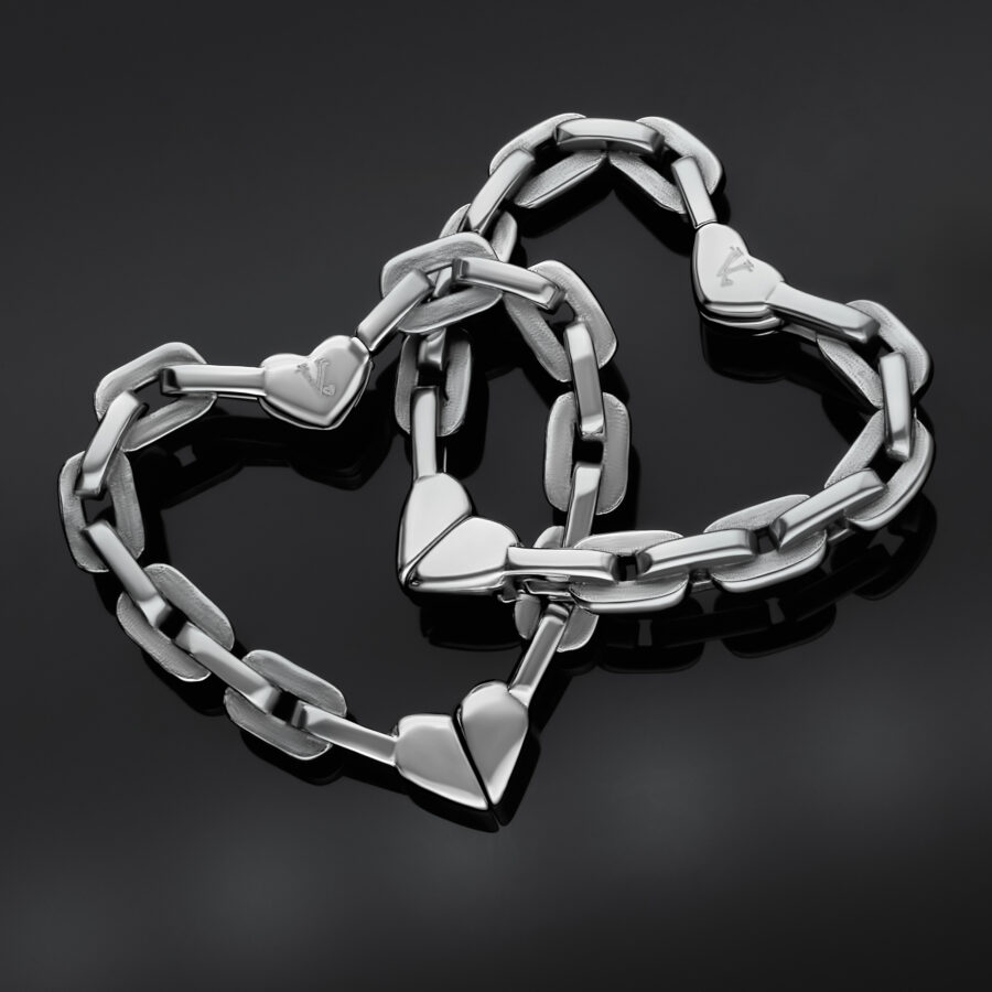 Pesos para orejas en forma de corazón plateados de PMMA sobre fondo negro