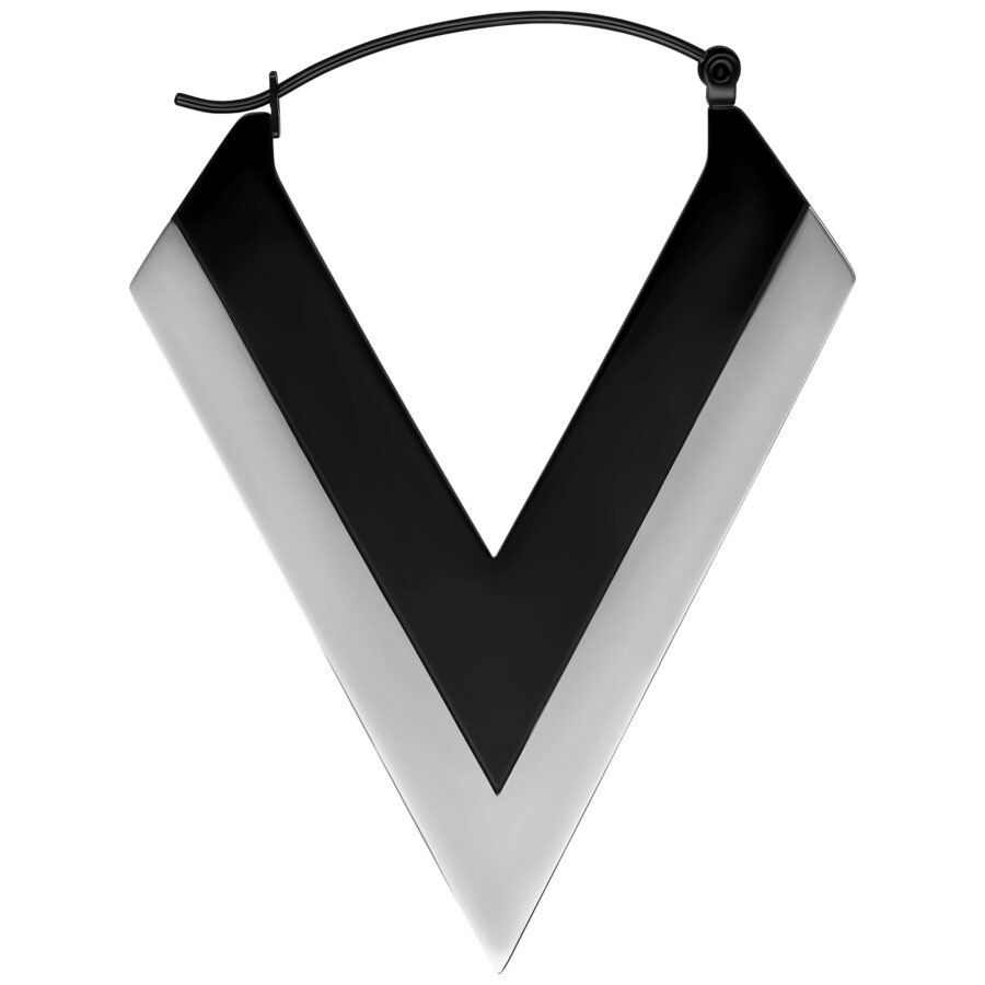 Pendiente en forma de V plateado/negro de acero quirúrgico sobre fondo blanco