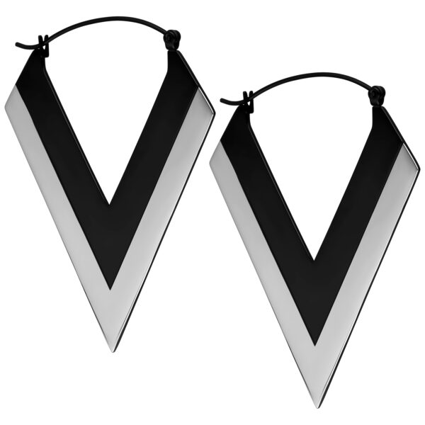 Pendientes en forma de V plateados y negros de acero quirúrgico sobre fondo blanco