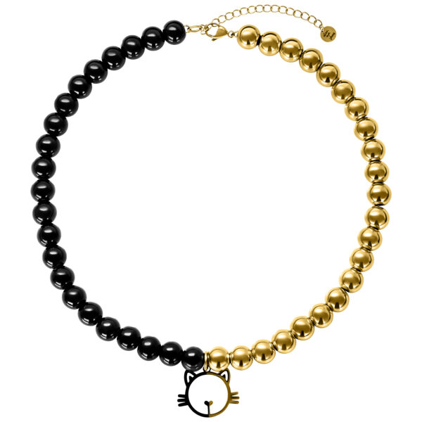 Collar con perlas negras y doradas y colgante de gato sobre fondo blanco