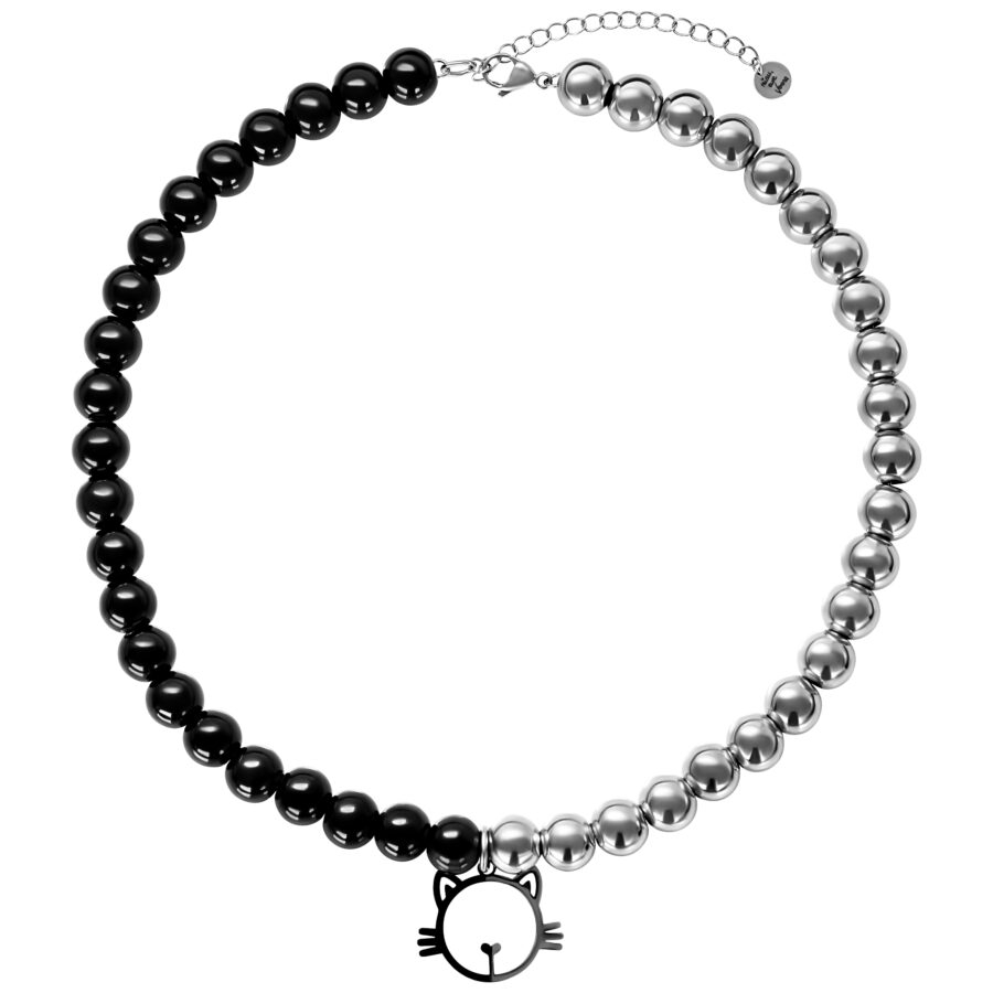 Collar de perlas mitad negro, mitad plateado con colgante de gato sobre fondo blanco