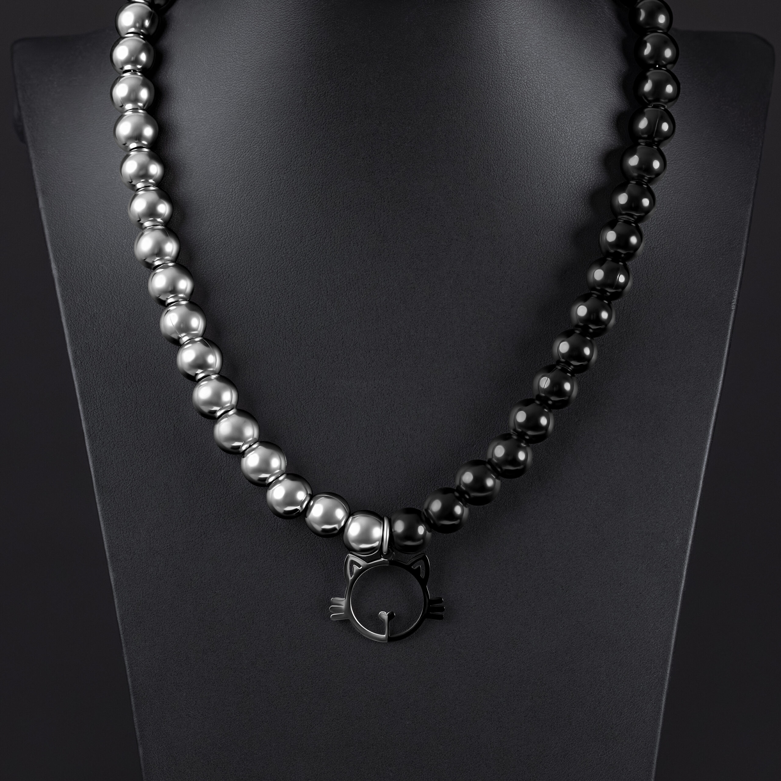 Silberne und schwarze Halskette mit Katzenanhänger vor schwarzem Hintergrund