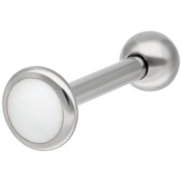 Labret de titanio plateado con superficie lisa sobre fondo blanco