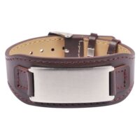 Pulsera de cuero marrón con placa de acero grabable sobre fondo blanco