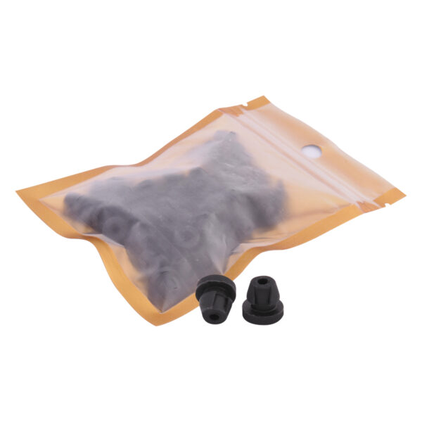 Amortiguadores de goma negros en bolsa transparente sobre fondo blanco