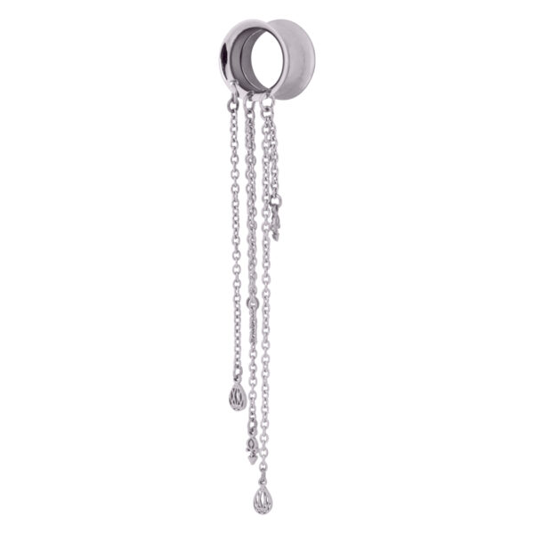 Túnel de plata con gota de cristal y cadenas sobre fondo blanco