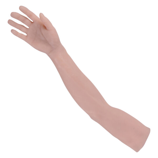 Brazo de práctica de silicona beige para tatuajes sobre fondo blanco