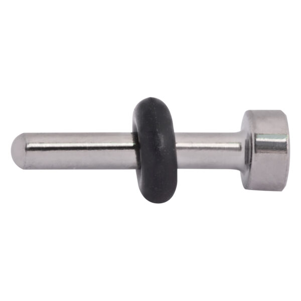 Keeper de piercing plateado de titanio con anillo de goma negro sobre fondo blanco