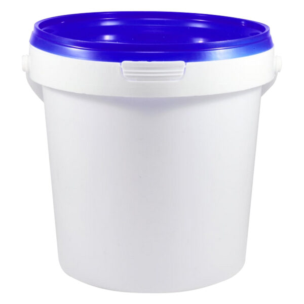 Envase de plástico blanco con tapa azul sobre fondo neutro