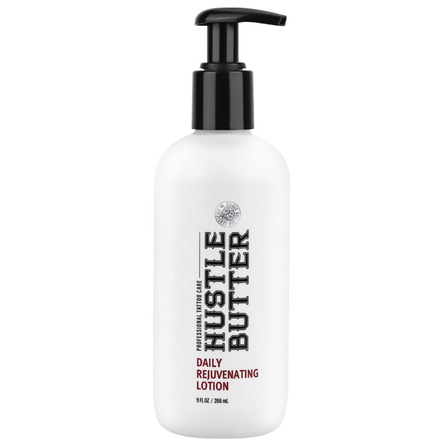 Botella blanca de Hustle Butter Lotion con dispensador negro sobre fondo blanco