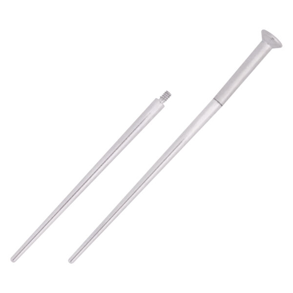 Varilla de introducción de titanio plateada para piercings sobre fondo blanco