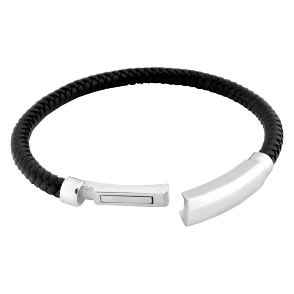Pulsera trenzada de cuero negro con cierre de acero brillante sobre fondo blanco