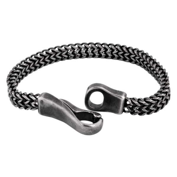 Pulsera negra mate con diseño de encaje de acero quirúrgico sobre fondo blanco