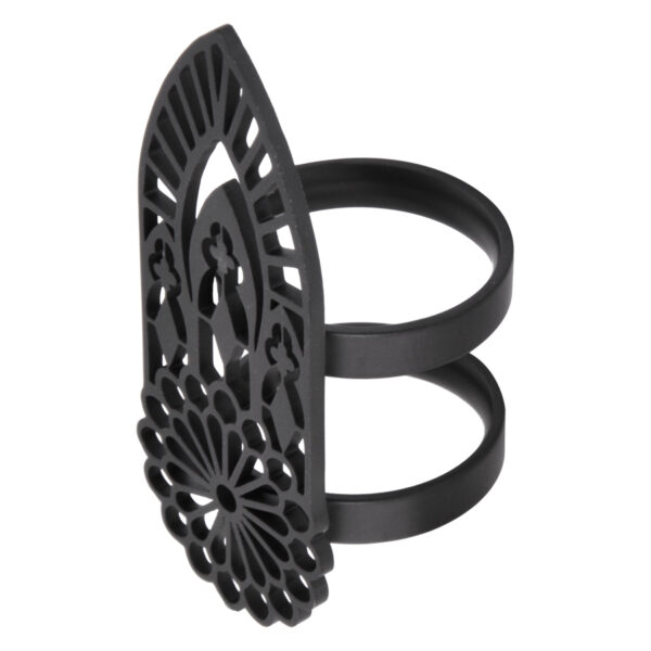 Anillo negro de acero quirúrgico con diseño detallado de basílica sobre fondo blanco