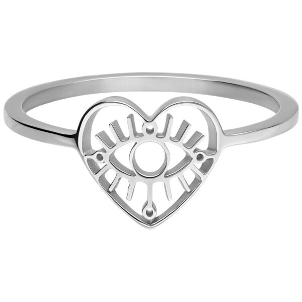 Anillo plateado en forma de corazón con motivo de ojo sobre fondo blanco