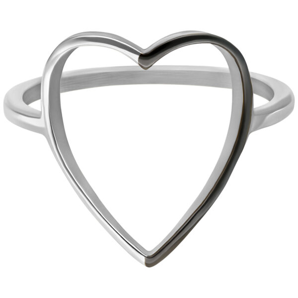 Anillo de corazón plateado de acero quirúrgico, tamaño 17.0 mm, sobre fondo blanco