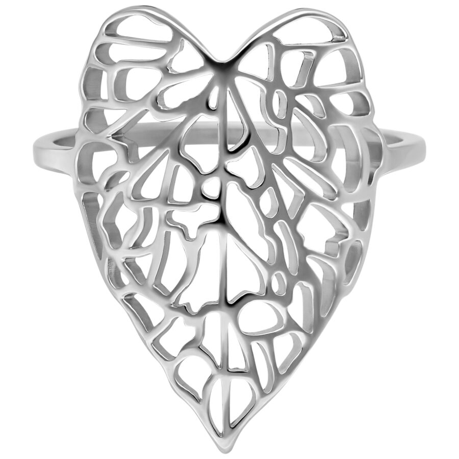 Anillo de plata en forma de hoja delicada sobre fondo blanco