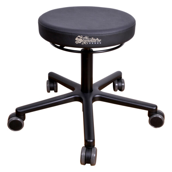 Silla de trabajo redonda negra de cuero sintético con base de aluminio y ruedas sobre fondo blanco