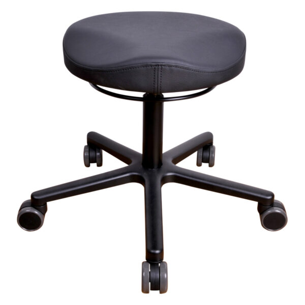 Silla de trabajo redonda negra con tapizado de cuero sintético y base de aluminio sobre fondo blanco