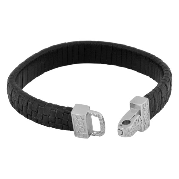 Pulsera de cuero negro trenzado con cierre de acero grabado sobre fondo blanco