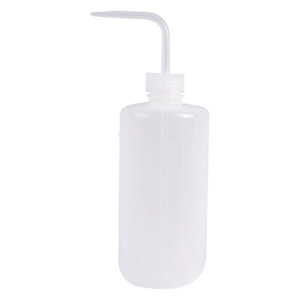 Botella de lavado transparente de 500 ml con boquilla curva sobre fondo blanco
