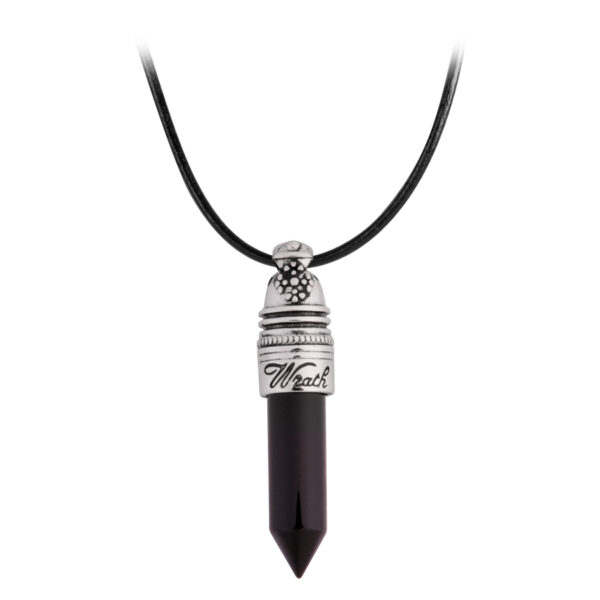 Cadena negra con colgante 'Wrath' de plata sobre fondo blanco