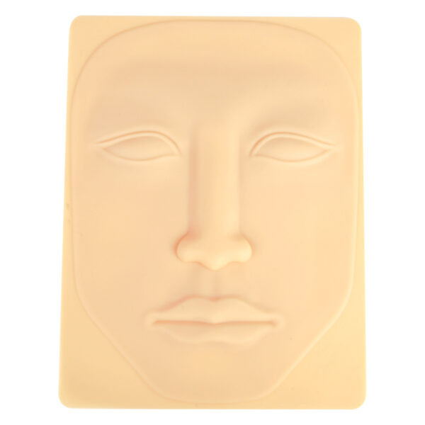 Piel de tatuaje de silicona beige en forma de rostro sobre fondo claro