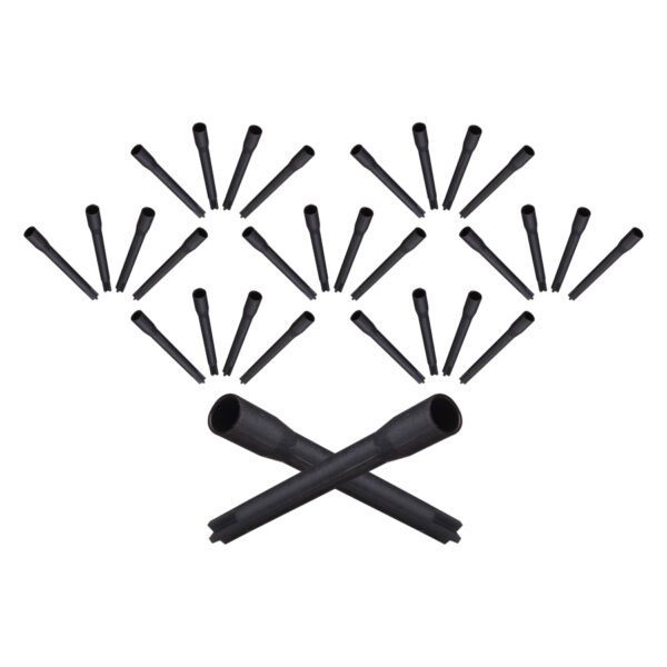 Varios palitos de plástico negro, estériles, sobre fondo blanco