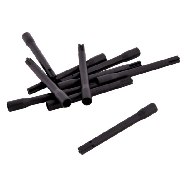 Palitos de plástico negro sobre fondo blanco, estériles y sin usar