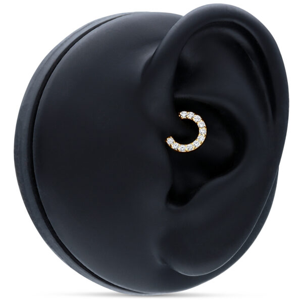 Anillo de septum de oro de 18K con cristales claros en modelo de oreja negra