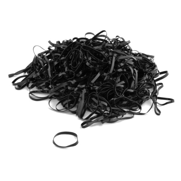 Montón de cintas de goma de silicona negras sobre fondo blanco