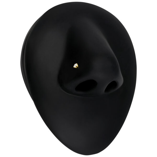 Nose stud de oro con zirconia cristalina sobre fondo negro