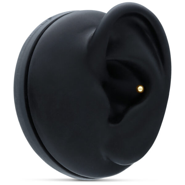 Accesorio de piercing Basic Ball de oro de 18k en modelo de oreja negra