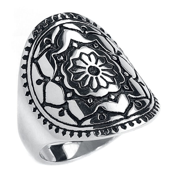 Anillo Mandala plateado de acero quirúrgico sobre fondo blanco