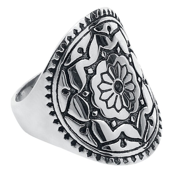 Anillo Mandala plateado de acero quirúrgico con diseño detallado sobre fondo blanco