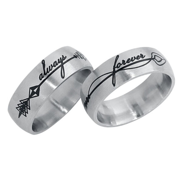 Dos anillos plateados con grabado negro 'always' y 'forever' sobre fondo blanco