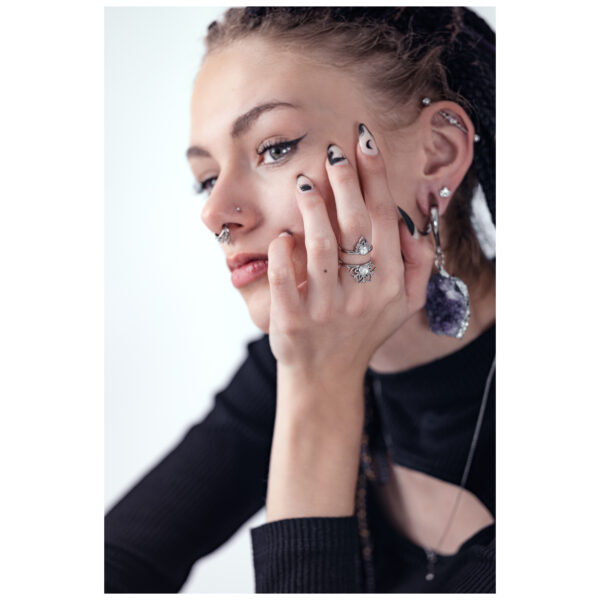Mujer con anillo de plata Silver Sun Tides, mano en el rostro, top negro