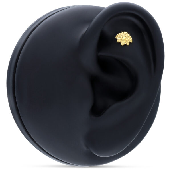 Aplique de abeja de 14K oro en modelo de oreja negro