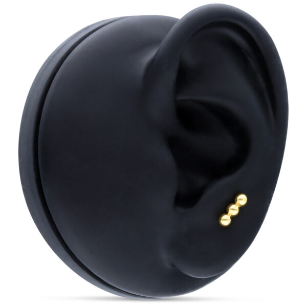 Accesorio de oro 14K con 3 bolas en un modelo de oreja negro