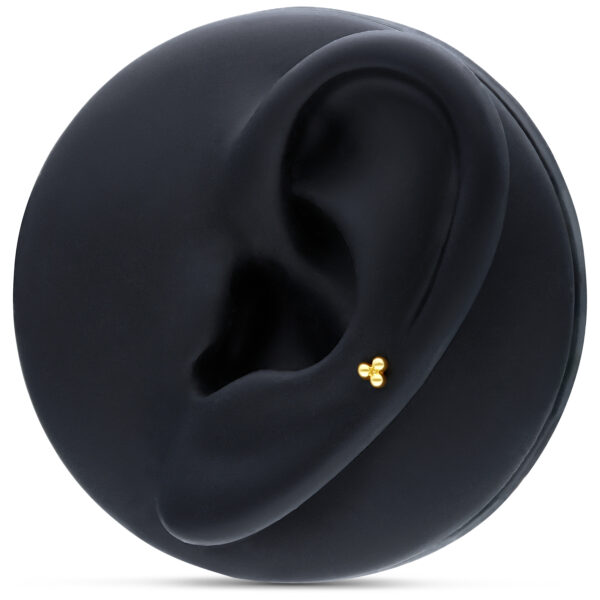 Adorno Trinity dorado en helix sobre modelo de oreja negra